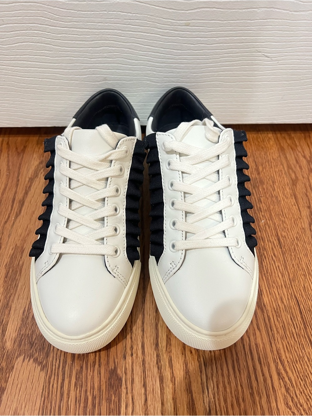 Tory Sport Ruffle Sneaker White Leather Navy Blue Trim Women’s Size 5M New